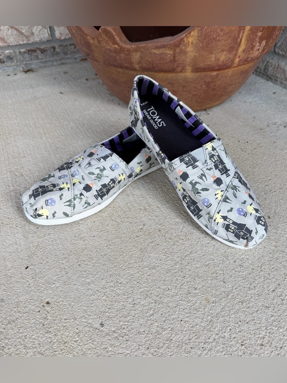 🍒💣 TOMS witchy glow-n-dark Halloween themed slip on shoes